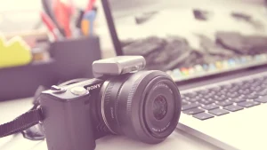 Image d'illustration pour le sujet de l'article parlant du fait de se prendre en photo avec un appareil photo numérique pour un CV